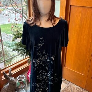 Floral Velvet Dress White House Black Market worn once. Fits size 14-16. Comfy.